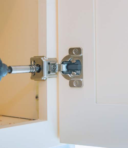 install a door knob